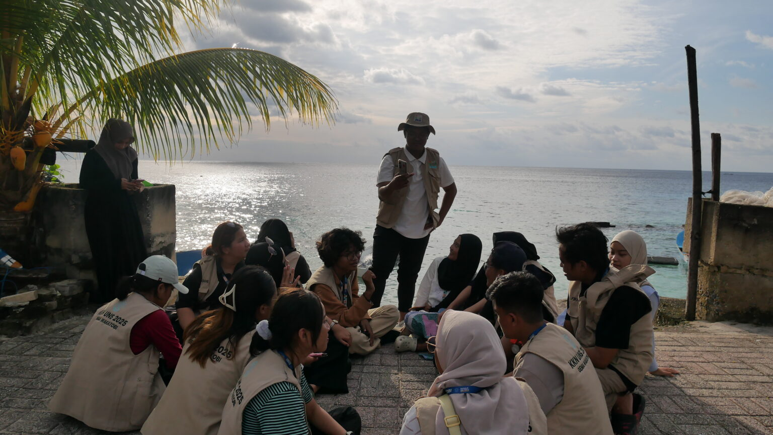 Dengan latar panorama laut Wakatobi, Tim KKN 338 UNS menggelar diskusi terkait program Gema Wakatobi. (doc. KKN 338 UNS)