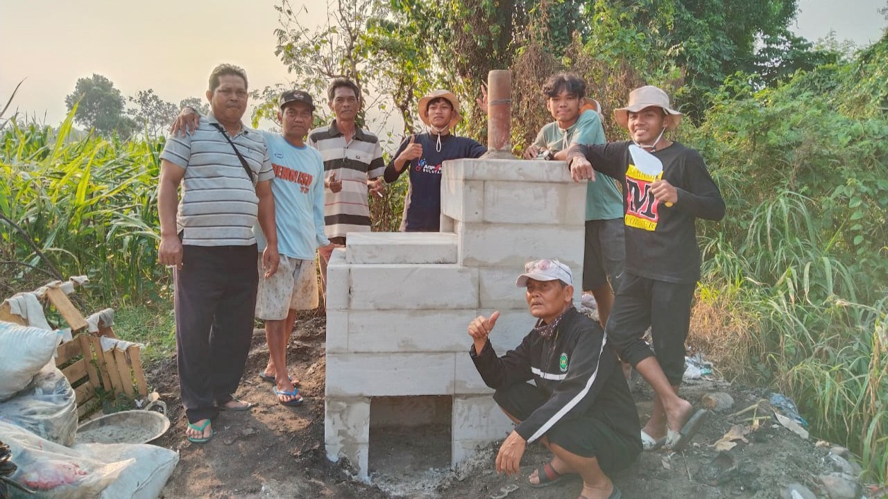 Mahasiswa KKN 111 UNS dan warga berfoto bersama di Tempat Pengolahan Sampah Reduce-Reuse-Recycle (TPS 3R) Desa Prawatan. (doc. KKN 111 UNS) Mahasiswa KKN 111 UNS dan warga berfoto bersama di Tempat Pengolahan Sampah Reduce-Reuse-Recycle (TPS 3R) Desa Prawatan. (doc. KKN 111 UNS)