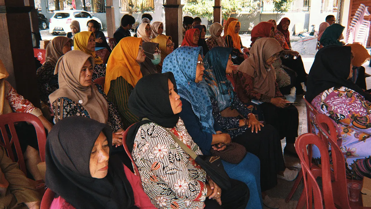 Antusias para peserta saat pelaksanaan sosialisasi bertema B2SA (Beragam, Bergizi, Seimbang, dan Aman) di Balai Desa Sraten. (doc. KKN 318 UNS)