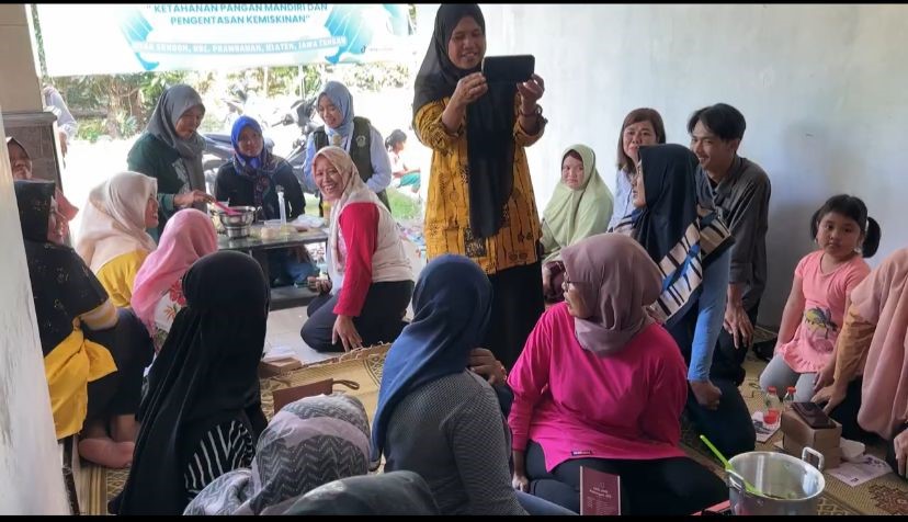 Antusias peserta saat pelaksanaan workshop interaktif mengubah limbah jelantah menjadi lilin aromaterapi di Desa Sengon. (doc. KKN 121 UNS)