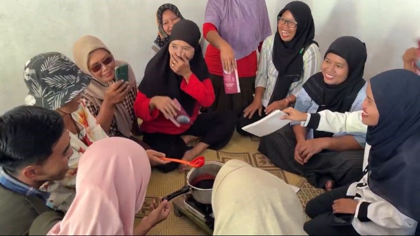 Antusias peserta saat pelaksanaan workshop interaktif mengubah limbah jelantah menjadi lilin aromaterapi di Desa Sengon. (doc. KKN 121 UNS)