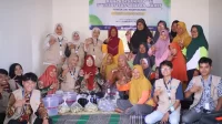 Antusiasme warga Desa Kragan bersama KKN UNS 76 dalam mengolah limbah dapur organik menjadi eco enzyme. (doc. KKN 76 UNS) Antusiasme warga Desa Kragan bersama KKN UNS 76 dalam mengolah limbah dapur organik menjadi eco enzyme. (doc. KKN 76 UNS)