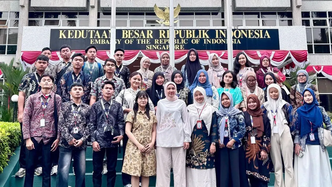 Delegasi SMI Youth Exchange 2025 saat kunjungan resmi ke KBRI untuk mengenal peran diplomasi Indonesia di luar negeri. (doc. SMI Youth Exchange)