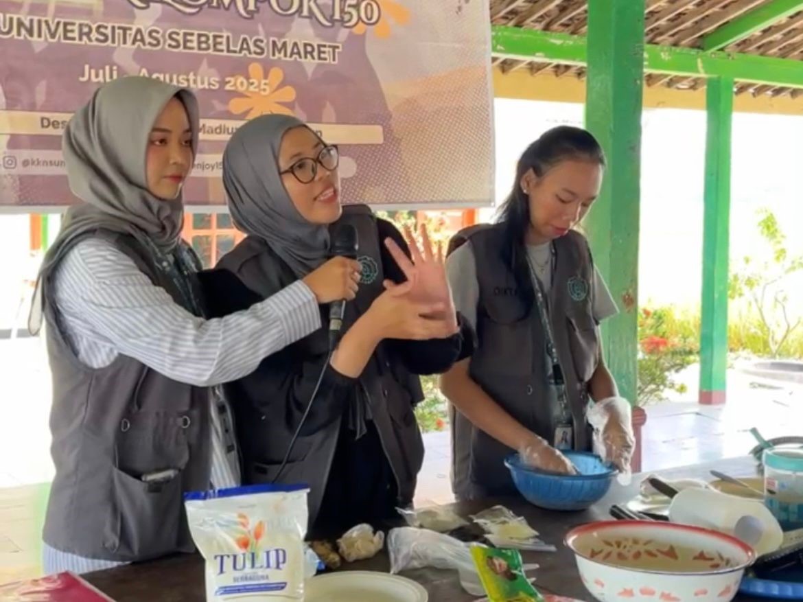 Demonstrasi cara pembuatan produk Pisang Boom oleh Tim KKN UNS 150. (doc. KKN 150 UNS)