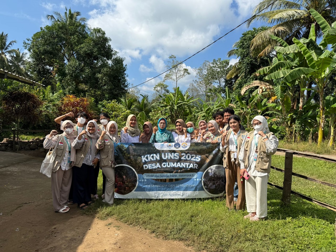 Mahasiswa KKN UNS kelompok 05 Lombok Utara bersama tim Posyandu dalam kegiatan sosialisasi kesehatan kepada warga Dusun Dasan Tereng yang diselenggarakan di halaman rumah sekretariat desa pada Minggu (6/8/2025). (doc. KKN 05 UNS)