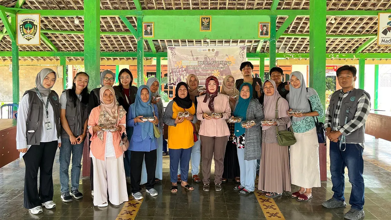 Dokumentasi bersama Ibu-Ibu PKK sebagai peserta pada Workshop Kreasi Pisang Boom. (doc. KKN 150 UNS)