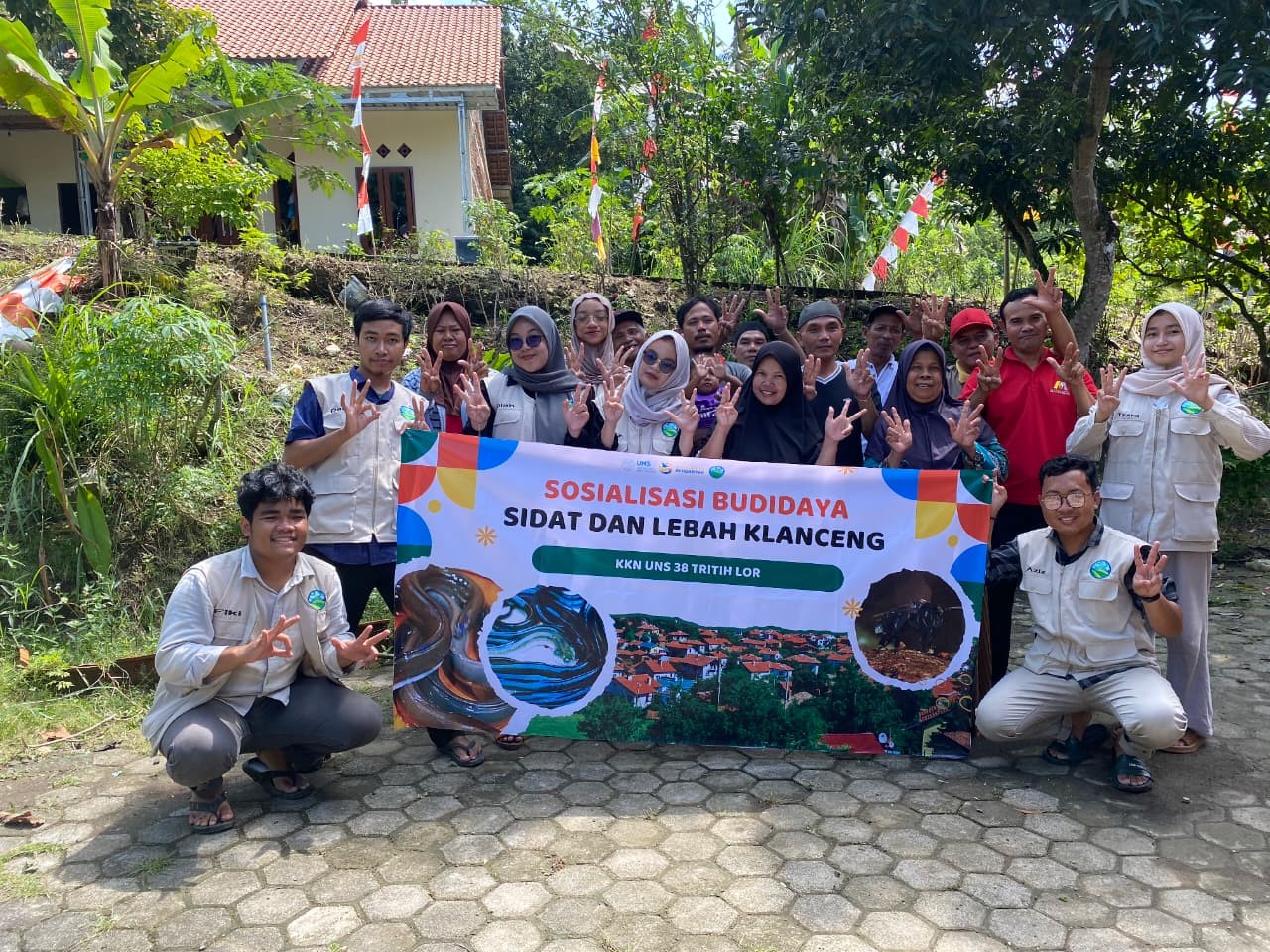 Dokumentasi bersama setelah budidaya lebah klanceng di Desa Tritih Lor untuk mendukung ketahanan pangan. (doc. KKN 38 UNS)