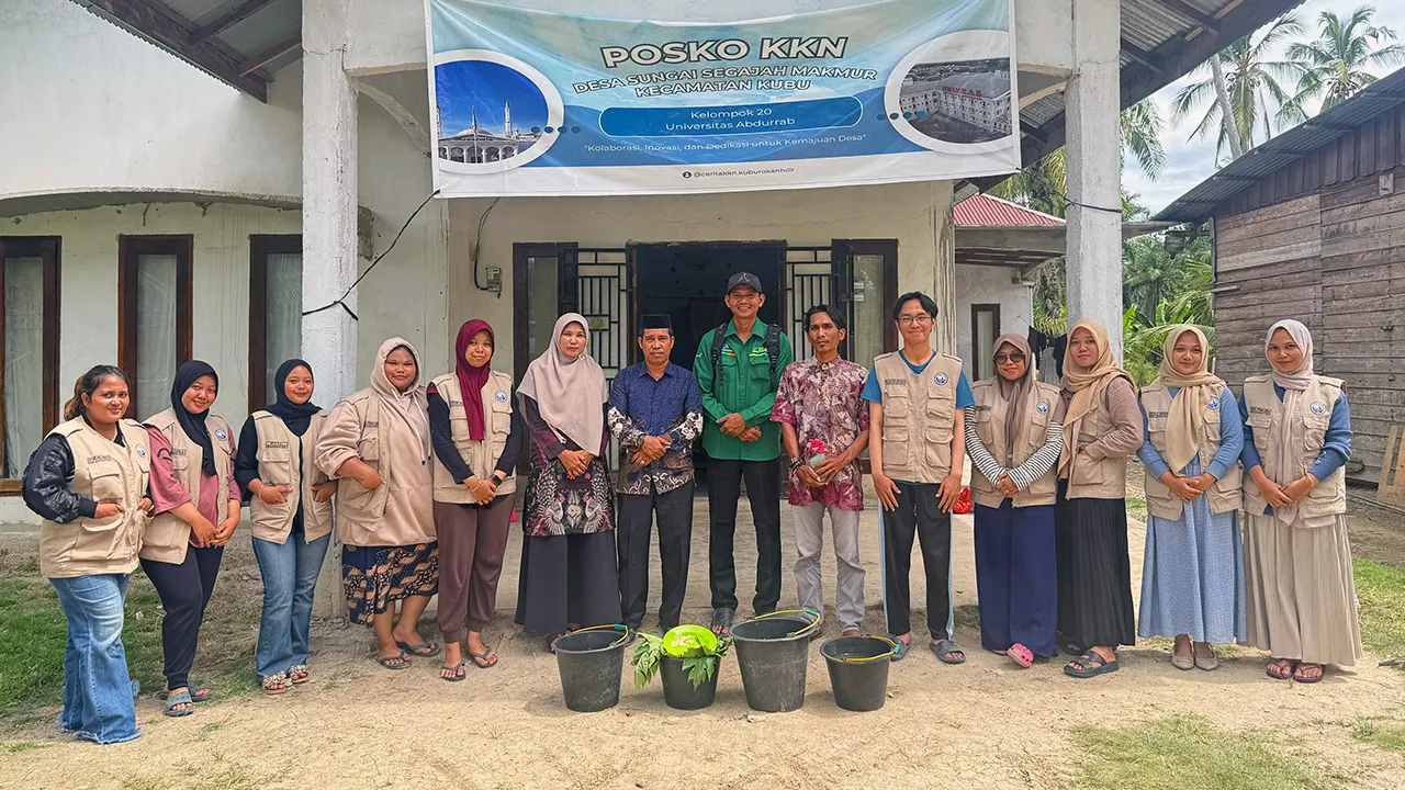 Dokumentasi bersama setelah pelaksaaan praktik pembuatan pestisida alami di Desa Sungai Segajah. (doc. KKN Kelompok 20 Universitas Abdurrab) Dokumentasi bersama setelah pelaksaaan praktik pembuatan pestisida alami di Desa Sungai Segajah. (doc. KKN Kelompok 20 Universitas Abdurrab)
