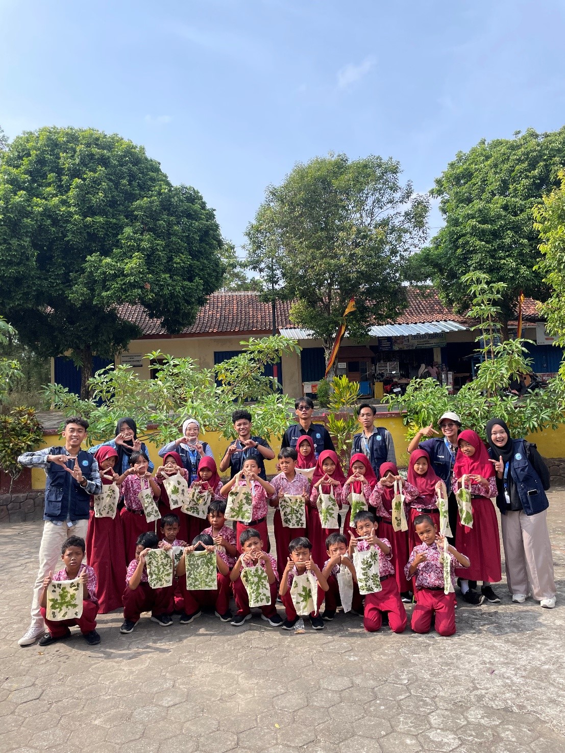 Dokumentasi bersama setelah pelaksanaan pelatihan pembuatan batik ecoprint berbasis kearifan lokal di SD Negeri Paliyan 4. (doc. KKN 54 UNS) Dokumentasi bersama setelah pelaksanaan pelatihan pembuatan batik ecoprint berbasis kearifan lokal di SD Negeri Paliyan 4. (doc. KKN 54 UNS)
