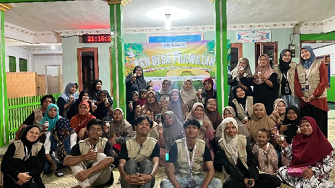 Dokumentasi bersama setelah pelaksanaan pelatihan pembuatan lilin aromaterapi berbahan dasar minyak jelantah. (doc. KKN 111 UNS) Dokumentasi bersama setelah pelaksanaan pelatihan pembuatan lilin aromaterapi berbahan dasar minyak jelantah. (doc. KKN 111 UNS)