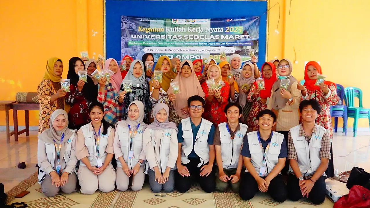 Dokumentasi bersama setelah pelaksanaan praktik pembuatan snack. (doc. KKN 281 UNS)