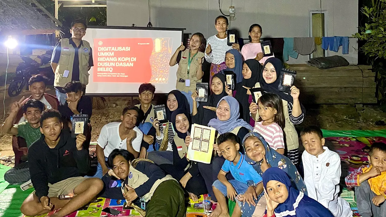 Dokumentasi bersama setelah pelaksanaan program Pendekatan Digitalisasi UMKM, Rebranding Kemasan, dan Pendaftaran E-Commerce Bidang Kopi di Dusun Dasan Beleq pada Sabtu (02/08/2025). (doc. KKN 137 UNS)