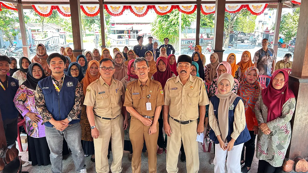 Dokumentasi bersama setelah pelaksanaan sosialisasi bertema B2SA (Beragam, Bergizi, Seimbang, dan Aman) di Balai Desa Sraten. (doc. KKN 318 UNS)