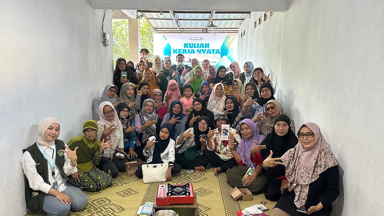 Dokumentasi bersama setelah pelaksanaan workshop interaktif mengubah limbah jelantah menjadi lilin aromaterapi di Desa Sengon. (doc. KKN 121 UNS) Dokumentasi bersama setelah pelaksanaan workshop interaktif mengubah limbah jelantah menjadi lilin aromaterapi di Desa Sengon. (doc. KKN 121 UNS)
