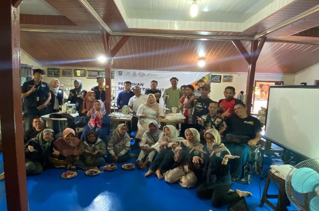 Dokumentasi bersama setelah pelaksanaan Pelatihan English For Daily Life di Desa Klewor, Kecamatan Kemusu, Kabupaten Boyolali, Minggu (27/7/2025). (doc. KKN 29 UNS)