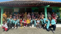 Dokumentasi bersama tim KKN UNS 07, perangkat puskesmas, dan peserta penyuluhan stunting di Kelurahan Ngroto. (doc. KKN UNS 07)