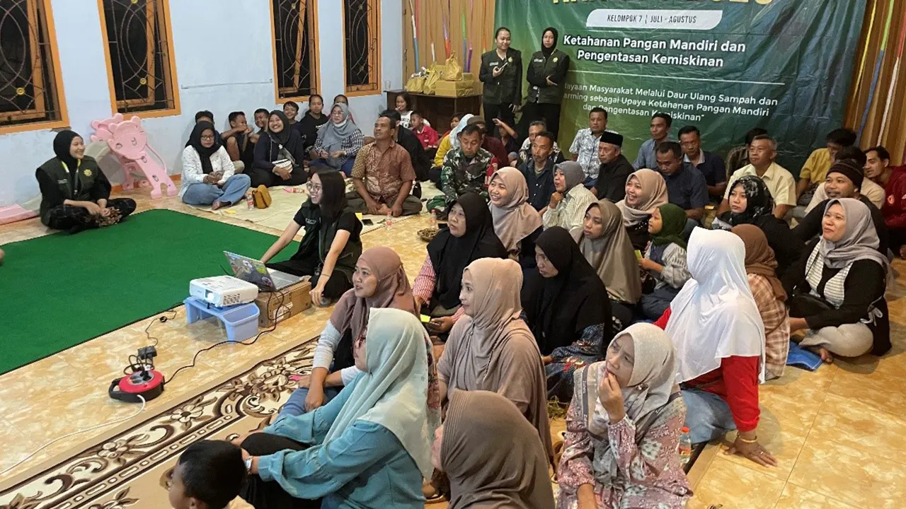 Dokumentasi bersama tim KKN, perangkat kelurahan, dan warga pada penutupan program KKN Tematik UNS 2025. (doc. KKN UNS 07)