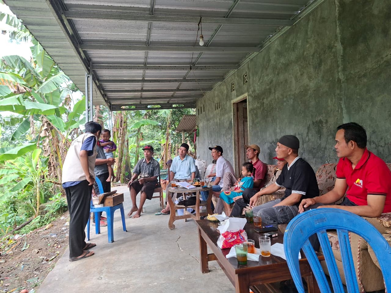 Dokumentasi saat pejelasan sosialisasi lebah kelanceng bersama kelompok masyarakat Desa Tritih Lor. (doc. KKN 38 UNS)