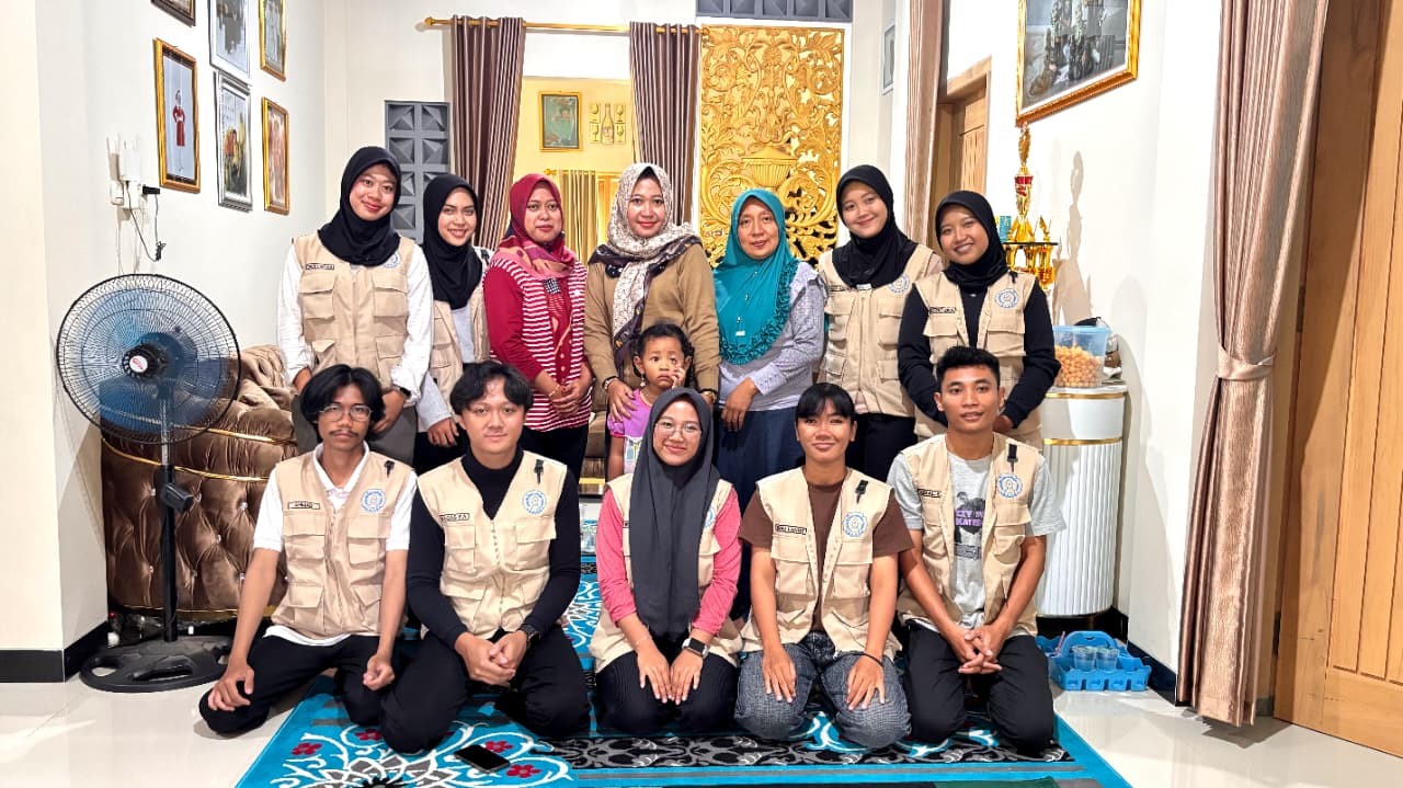 Dokumentasi setelah kegiatan selesai bersama pengurus bank sampah Kasreman Resik dan istri dari Kepala Desa Kasreman Ibu Atika (baju coklat) di kediamannya (16/8/2025). (doc. KKN 244 UNS)