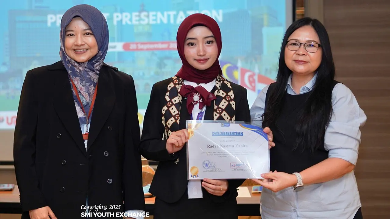 Foto bersama Ibu Siti Nur Azizah (Founder Yayasan Semangat Muda Indonesia) dan Ibu Friny Napasti, M.Pd (Kepala Sekolah Indonesia Kuala Lumpur_SIKL) pada sesi project presentation. (doc. SMI Youth Exchange)