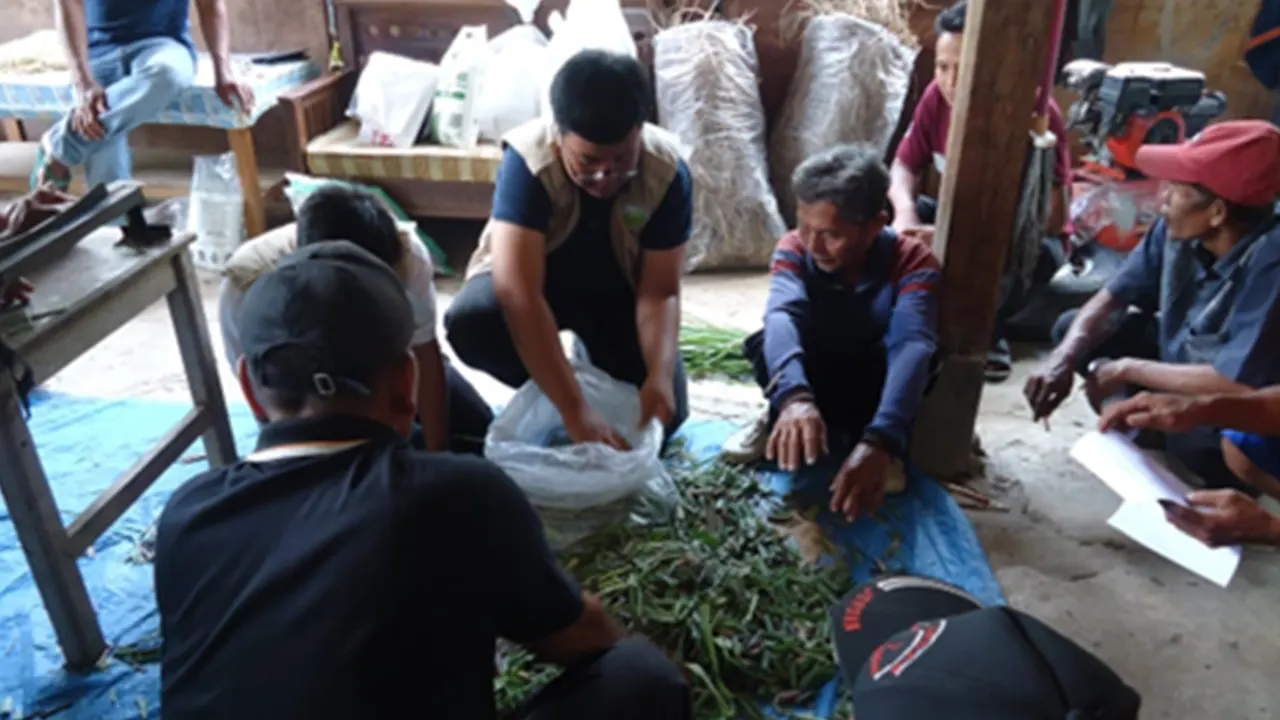 Foto kegiatan saat mahasiswa KKN UNS 342 melakukan pelatihan optimalisasi pengolahan limbah pertanian dan peternakan. (doc. KKN 342 UNS) Foto kegiatan saat mahasiswa KKN UNS 342 melakukan pelatihan optimalisasi pengolahan limbah pertanian dan peternakan. (doc. KKN 342 UNS)