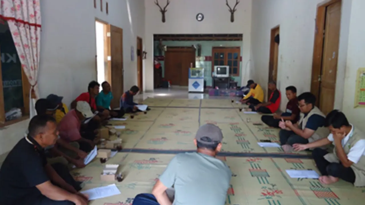 Foto kegiatan saat mahasiswa KKN UNS 342 melakukan pelatihan optimalisasi pengolahan limbah pertanian dan peternakan. (doc. KKN 342 UNS) Foto kegiatan saat mahasiswa KKN UNS 342 melakukan pelatihan optimalisasi pengolahan limbah pertanian dan peternakan. (doc. KKN 342 UNS)