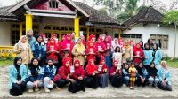 Tim KKN UNS 272 berfoto bersama dengan anggota PKK Desa Purworejo usai kegiatan pelatihan pembuatan deterjen ramah lingkungan berbasis Toyota Production System, Selasa (12/8/2025). (doc. KKN 272 UNS)