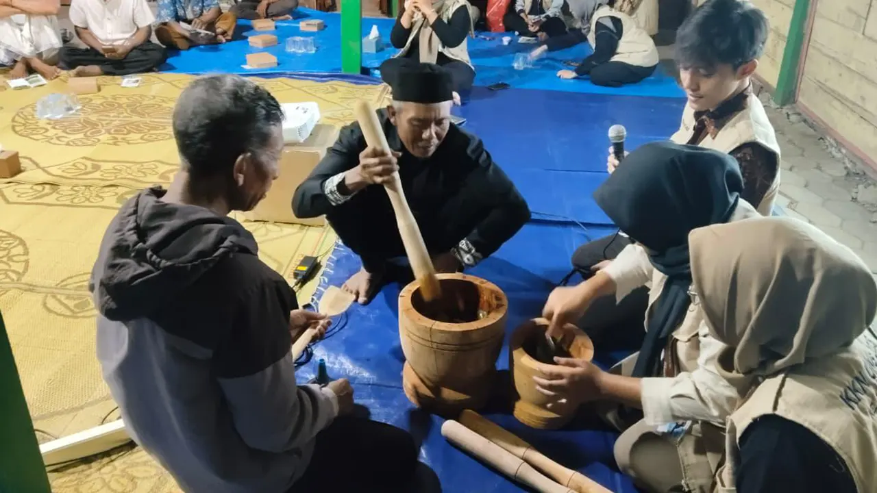 Kegiatan program kerja Pembuatan Pestisida Nabati. (doc. Kelompok 9 KKN UNS)