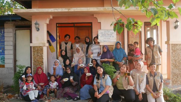 Tim KKN 338 UNS berfoto bersama warga pesisir Wakatobi usai kegiatan pelatihan olahan pangan berbahan kelor untuk mendukung ketahanan gizi keluarga. (doc. KKN 338 UNS)