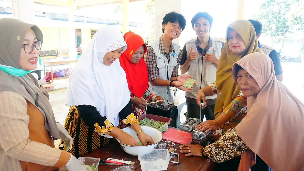 Keterlibatan aktif Ibu-Ibu PKK dalam praktik pembuatan snack. (doc. KKN 281 UNS)