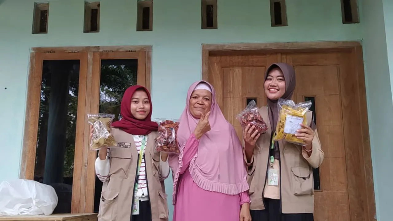 Kunjungan dan observasi pelaku UMKM di Desa Wonokromo. (doc. KKN 98 UNS) Kunjungan dan observasi pelaku UMKM di Desa Wonokromo. (doc. KKN 98 UNS)