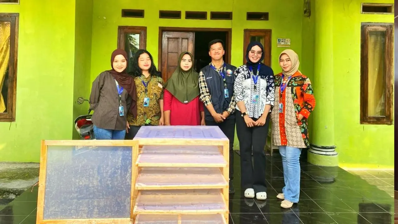 Mahasiswa KKM 85 UNIBA berpose bersama warga Desa Bojot usai memperkenalkan alat pengering rengginang berbasis tenaga surya. (doc. KKM 85 UNIBA)