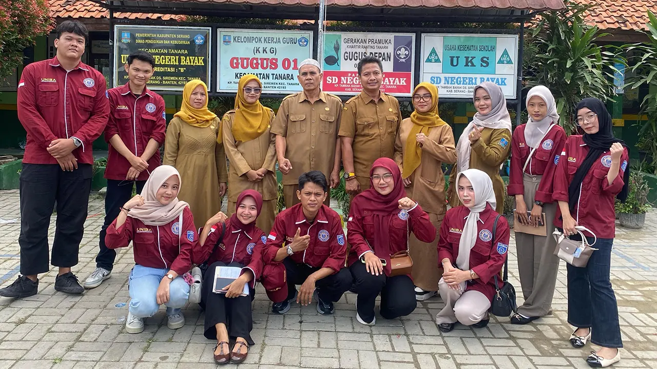 Mahasiswa KKM 95 Desa Siremen berfoto bersama guru SD Negeri Bayak setelah melaksanakan kegiatan kelas kreatif dengan metode belajar menyenangkan, Sabtu (19/7/2025). (doc. KKM 95 UNIBA)