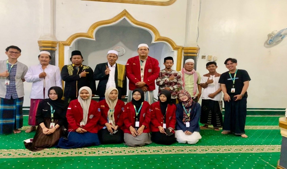 Mahasiswa KKM 95 Desa Siremen berfoto bersama tokoh agama dan masyarakat usai mengikuti kegiatan pengajian. (doc. KKM 95 UNIBA)