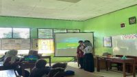 Mahasiswa KKM 95 Desa Siremen sedang menyampaikan materi dengan metode edukasi game di SD Negeri Bayak, disambut antusias oleh para siswa. (doc. KKM 95 UNIBA)