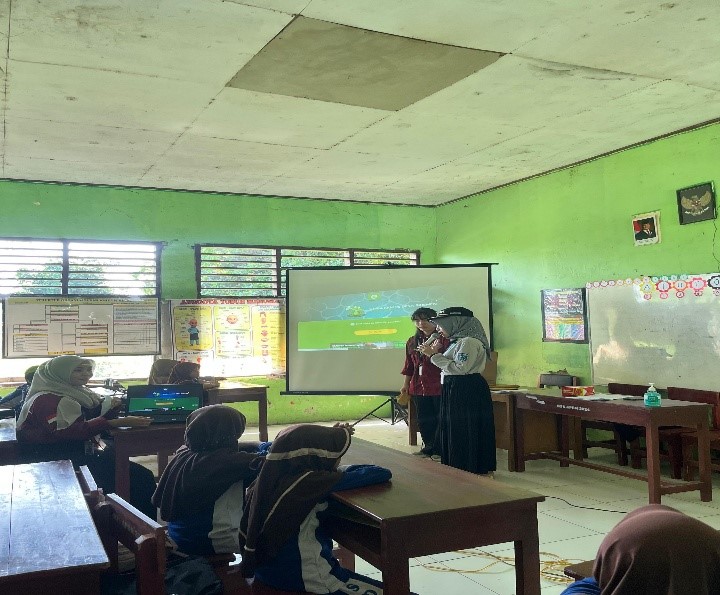 Mahasiswa KKM 95 Desa Siremen sedang menyampaikan materi dengan metode edukasi game di SD Negeri Bayak, disambut antusias oleh para siswa. (doc. KKM 95 UNIBA)