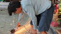 Mahasiswa KKN 13 UNS saat melakukan proses pembuatan prototype mesin pengering jagung. (doc. KKN 13 UNS)
