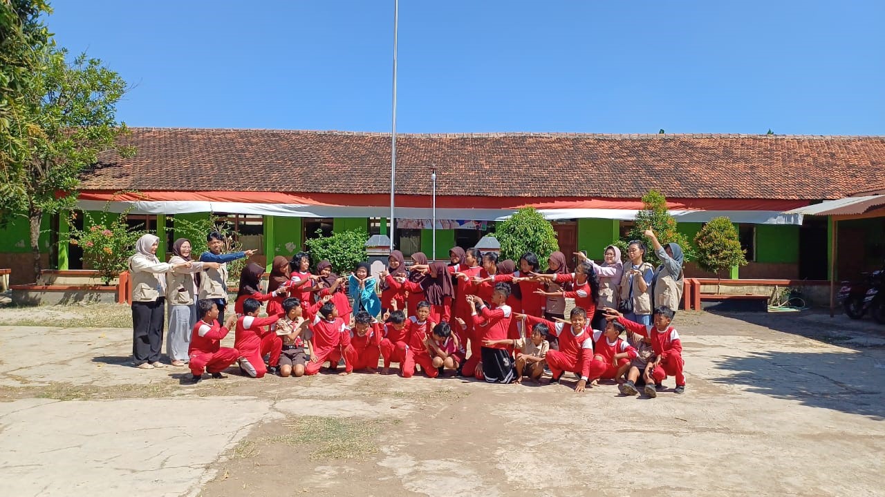 Mahasiswa KKN 132 berfoto bersama siswa kelas 4, 5, dan 6 seusai kegiatan pengolahan ecobrick sebagai zona hijau sekolah yang edukatif dan kreatif di SD 1 Tanjungrejo, Kudus pada Jumat (1/8/2025). (doc. KKN 132 UNS)