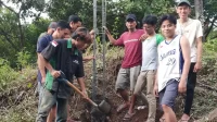 Mahasiswa KKN 137 UNS Dusun Tenggorong melakukan pembangunan gapura bersama dengan warga Dusun Tenggorong (17/08/2025). (doc. KKN 137 UNS)