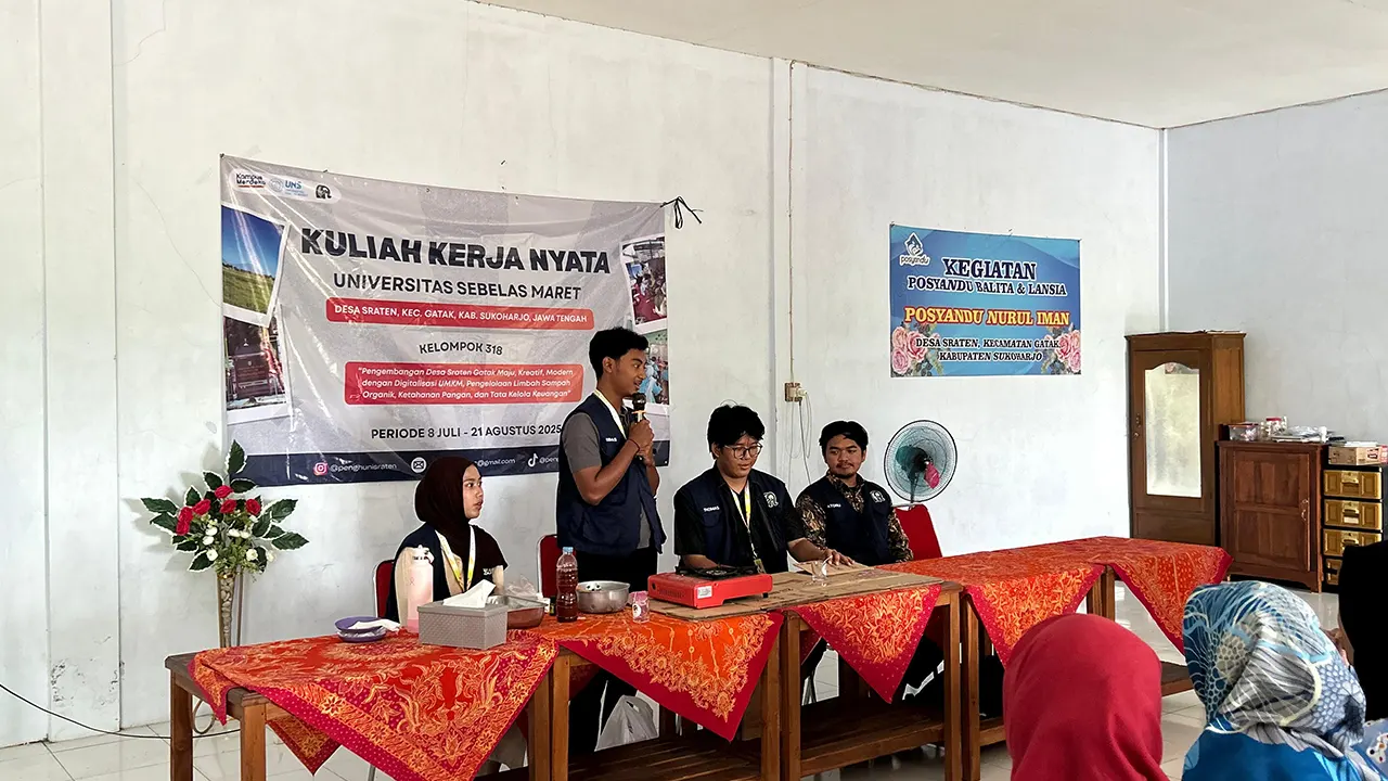 Mahasiswa KKN 318 UNS saat memaparkan materi pada workshop pengolahan minyak jelantah menjadi lilin aromaterapi. (doc. KKN 318 UNS)