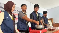 Mahasiswa KKN 318 UNS saat mendemonstrasikan cara pengolahan minyak jelantah menjadi lilin aromaterapi. (doc. KKN 318 UNS)