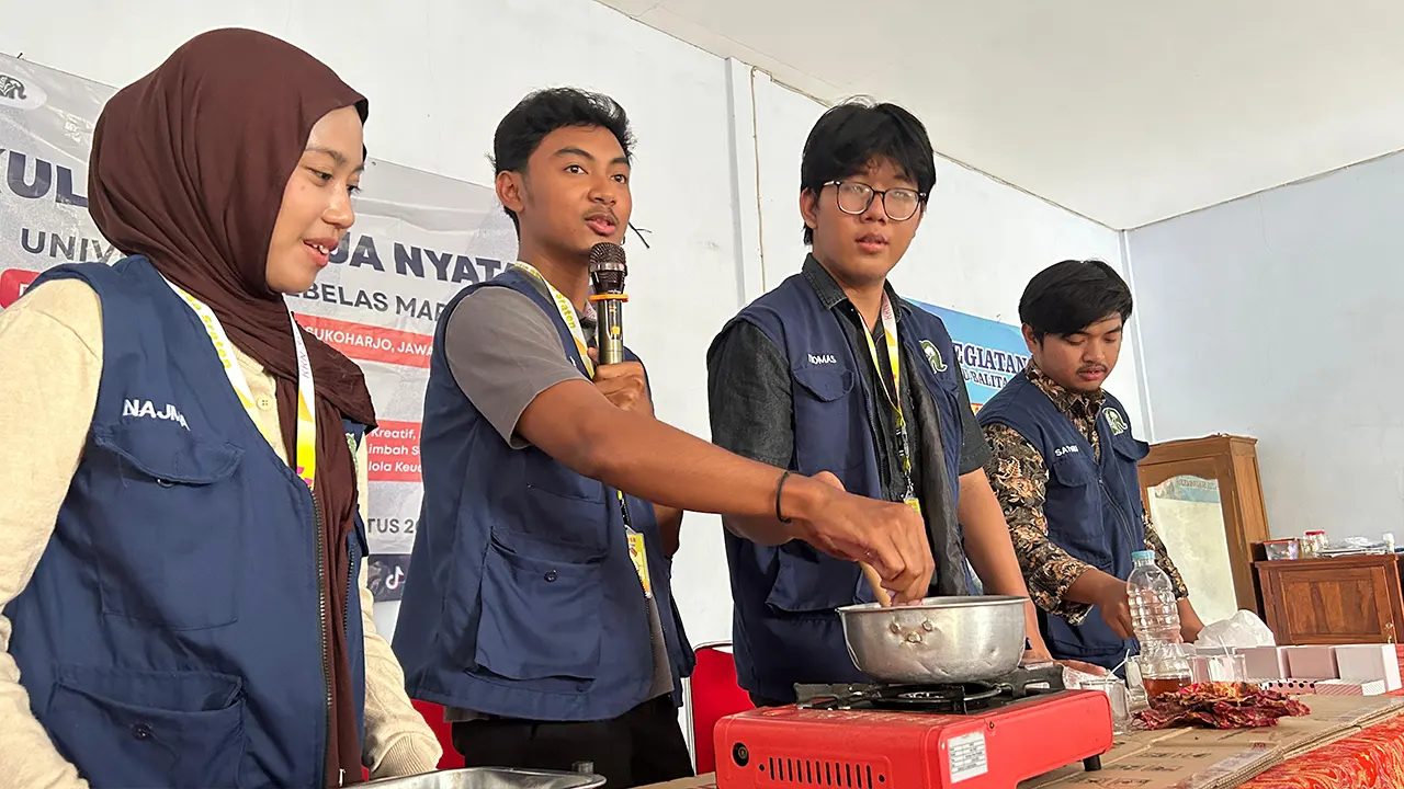 Mahasiswa KKN 318 UNS saat mendemonstrasikan cara pengolahan minyak jelantah menjadi lilin aromaterapi. (doc. KKN 318 UNS)