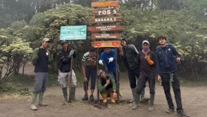 Mahasiswa KKN 32 UNS berfoto bersama di Pos 5 (Sabana 2) setelah memasang papan informasi jalur pendakian Merbabu via Selo. (doc. KKN 32 UNS)