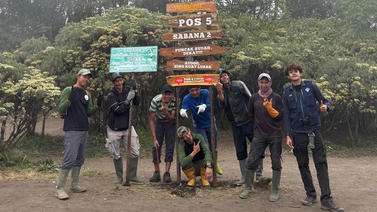 Mahasiswa KKN 32 UNS berfoto bersama di Pos 5 (Sabana 2) setelah memasang papan informasi jalur pendakian Merbabu via Selo. (doc. KKN 32 UNS) Mahasiswa KKN 32 UNS berfoto bersama di Pos 5 (Sabana 2) setelah memasang papan informasi jalur pendakian Merbabu via Selo. (doc. KKN 32 UNS)