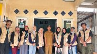 Mahasiswa KKN 34 UNS berfoto bersama kepala dusun Karangkandri Barat setelah kegiatan pendataan digital mapping di dusun Karangkandri Barat. (doc. KKN 34 UNS)