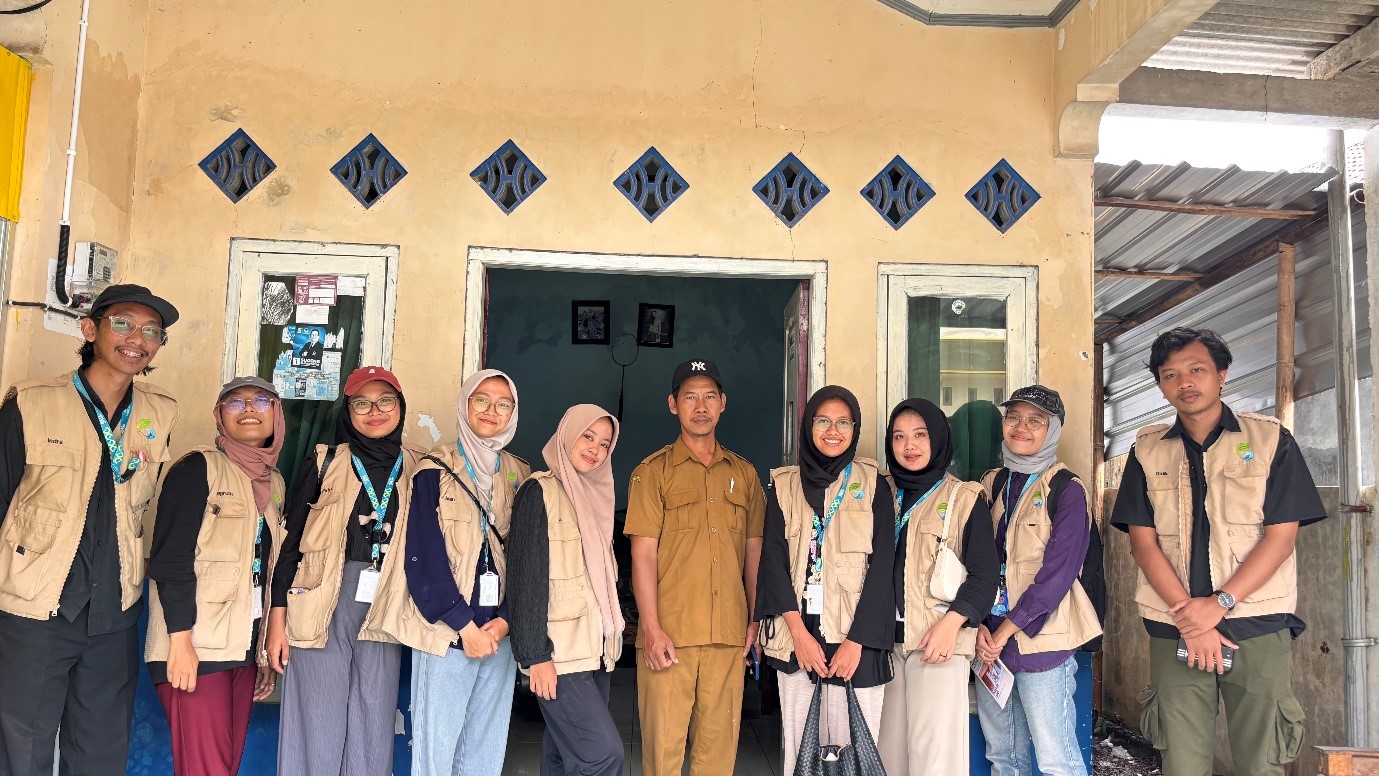 Mahasiswa KKN 34 UNS berfoto bersama kepala dusun Karangkandri Barat setelah kegiatan pendataan digital mapping di dusun Karangkandri Barat. (doc. KKN 34 UNS)