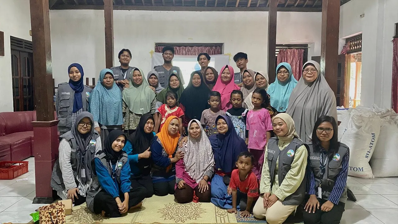 Mahasiswa KKN 62 UNS berfoto bersama warga Desa Sewurejo usai kegiatan sosialisasi dan praktik pembuatan lubang resapan biopori sebagai solusi pengelolaan sampah organik dan pencegahan genangan air. (doc. KKN 62 UNS)