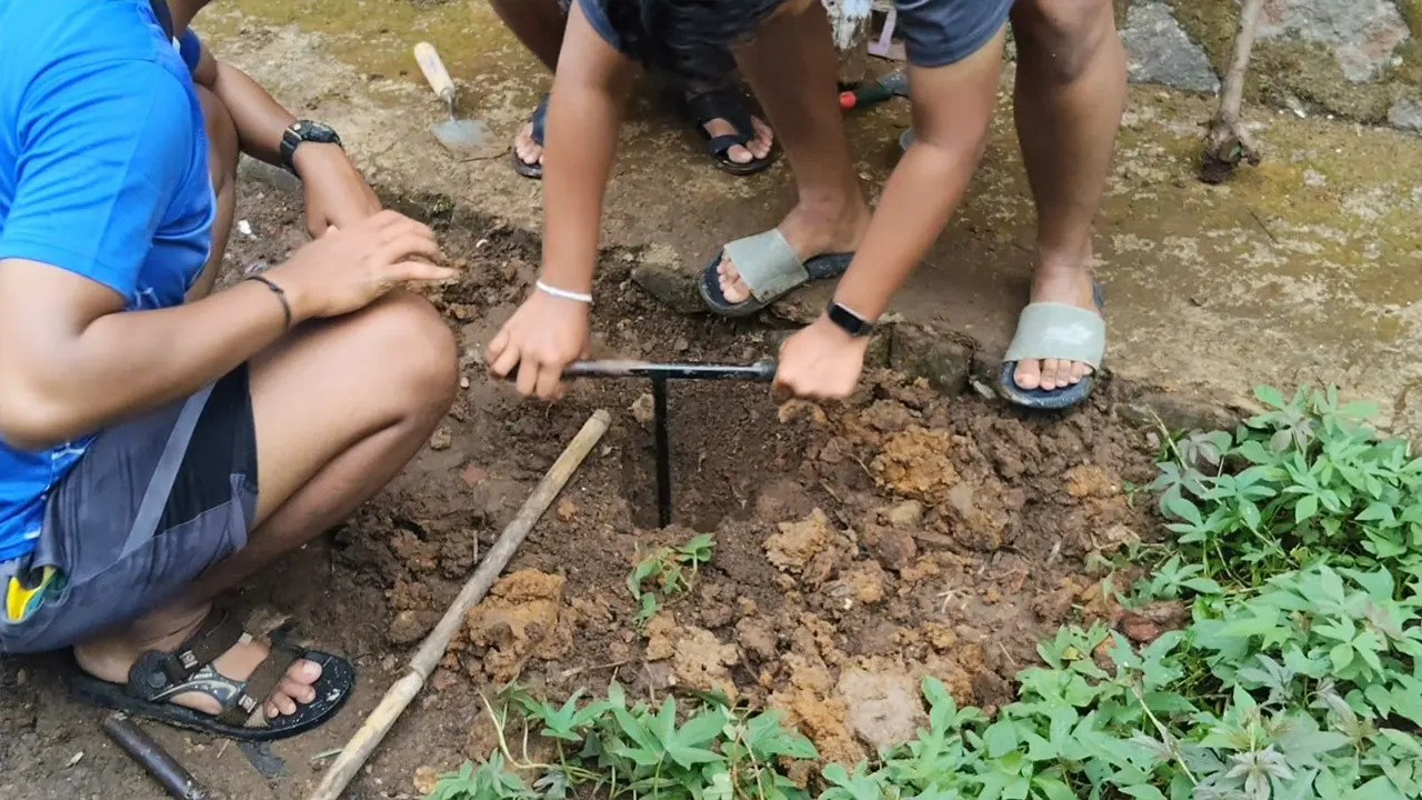 Mahasiswa KKN 62 UNS bersama warga Desa Sewurejo melakukan praktik langsung pembuatan lubang resapan biopori sebagai upaya pengelolaan sampah organik dan pencegahan genangan air. (doc. KKN 62 UNS)