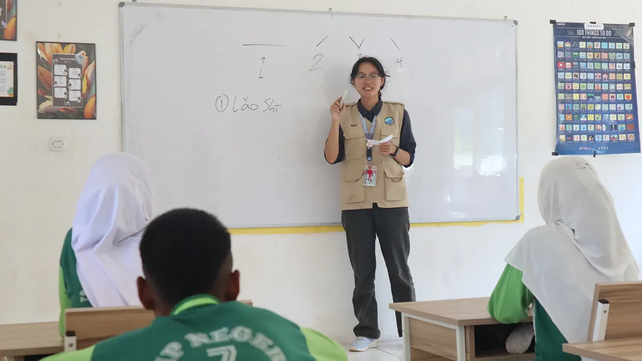 Mahasiswa KKN UNS Mengajar Bahasa Mandarin di SMP Negeri 7 Sape. (doc. KKN 2 UNS)