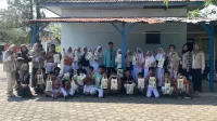Mahasiswa KKN UNS 132 berfoto bersama siswa SD 2 Tanjungrejo seusai pelaksanaan workshop “Dari Daun Menjadi Karya: Ecoprint Totebag Ramah Lingkungan” pada Kamis (31/7/2025). (doc. KKN 132 UNS) Mahasiswa KKN UNS 132 berfoto bersama siswa SD 2 Tanjungrejo seusai pelaksanaan workshop “Dari Daun Menjadi Karya: Ecoprint Totebag Ramah Lingkungan” pada Kamis (31/7/2025). (doc. KKN 132 UNS)